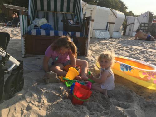 Marysia i Ania bawią się na plaży w Ustce