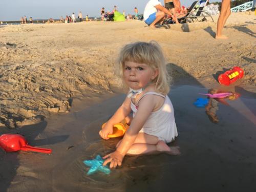 Ania bawi się na plaży w Ustce